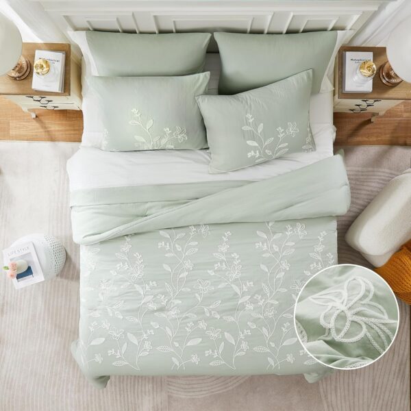Ensemble de literie vert sauge brodé, taille Full – 6 pièces, style farmhouse avec broderies florales, couette toutes saisons avec draps et taies d’oreiller, complet pour double lit . – Image 3