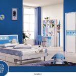 Chambre complète. Comprend un lit double queen-size avec matelas à ressorts ensachés, deux tables de chevet, une armoire à portes coulissantes, une coiffeuse et une chaise.