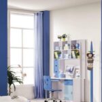 Chambre complète. Comprend un lit double queen-size avec matelas à ressorts ensachés, deux tables de chevet, une armoire à portes coulissantes, une coiffeuse et une chaise. – Image 2