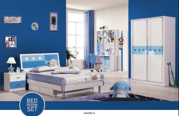 Chambre complète. Comprend un lit double queen-size avec matelas à ressorts ensachés, deux tables de chevet, une armoire à portes coulissantes, une coiffeuse et une chaise.