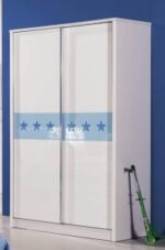 Chambre complète. Comprend un lit double queen-size avec matelas à ressorts ensachés, deux tables de chevet, une armoire à portes coulissantes, une coiffeuse et une chaise. – Image 4