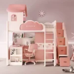 Le lit est à l'étage supérieur et la table est à l'étage inférieur