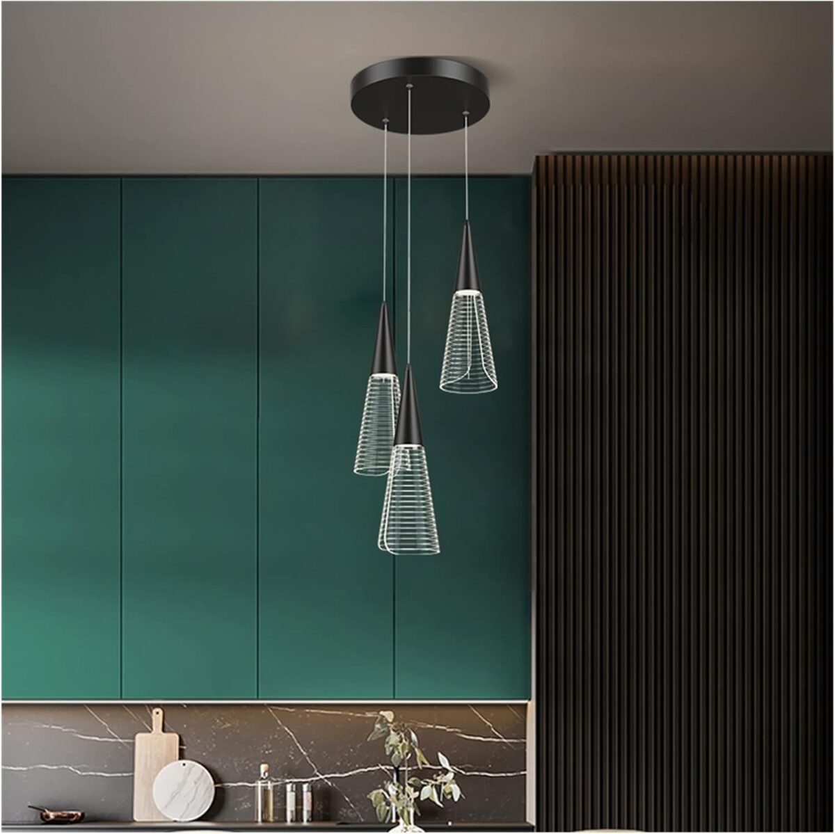 Lustre moderne nordique à trois têtes avec finition dorée élégante. Design long en forme de plat, avec abat-jour en acrylique haute transmission pour une lumière douce et uniforme. Parfait pour complét – Image 2