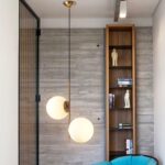 Suspension Globe à 2 lumières en métal doré avec Abat-Jour en Verre Blanc – Image 2