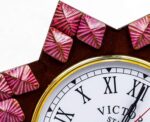 Horloge murale décorative artisanale avec miroir et fenêtres  Motifs vintage colorés  Nagina International – Image 4