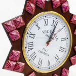 Horloge murale décorative artisanale avec miroir et fenêtres  Motifs vintage colorés  Nagina International – Image 2