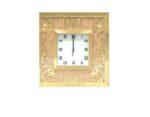 horloge murale carrée avec un cadre en laiton ou en bronze orné de motifs, incluant des têtes de bélier dans les coins – Image 3