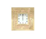 horloge murale carrée avec un cadre en laiton ou en bronze orné de motifs, incluant des têtes de bélier dans les coins