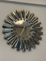Horloge murale avec cadre miroir et chiffres romains, pour maison de luxe, design moderne et unique, décoration murale miroir – Image 3