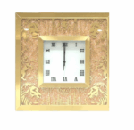 horloge murale carrée avec un cadre en laiton ou en bronze orné de motifs, incluant des têtes de bélier dans les coins – Image 6