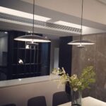 Suspension de salle à manger à rayures en chêne. Lampe à suspension ronde à éclairage décoratif pour la maison à LED. Appareils d'éclairage décoratifs longs – Image 2