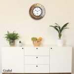 Horloge Murale Décorative Vintage – Doré avec Cadran Romain et Pièces de Monnaie en Laiton – Image 2