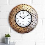 Horloge Murale Décorative Vintage – Doré avec Cadran Romain et Pièces de Monnaie en Laiton – Image 4