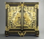 Buffet 2 Portes de Prestige – Montures en Bronze Doré 24 Carats, Incrustations de Laiton et Coquilles