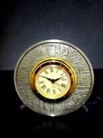 horloge élégante est signée Singapore Phoenix Pewter