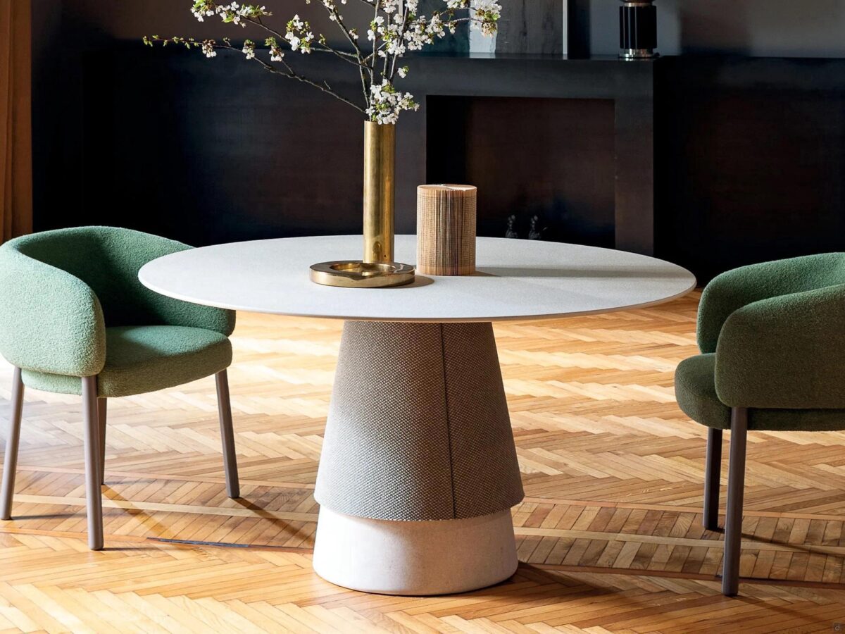 Table ronde avec pied conique recouvert de tissu, cuir ou simili et plateau 140 160 cm en bois ou céramique – Image 1