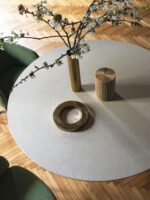Table ronde avec pied conique recouvert de tissu, cuir ou simili et plateau 140 160 cm en bois ou céramique – Image 2