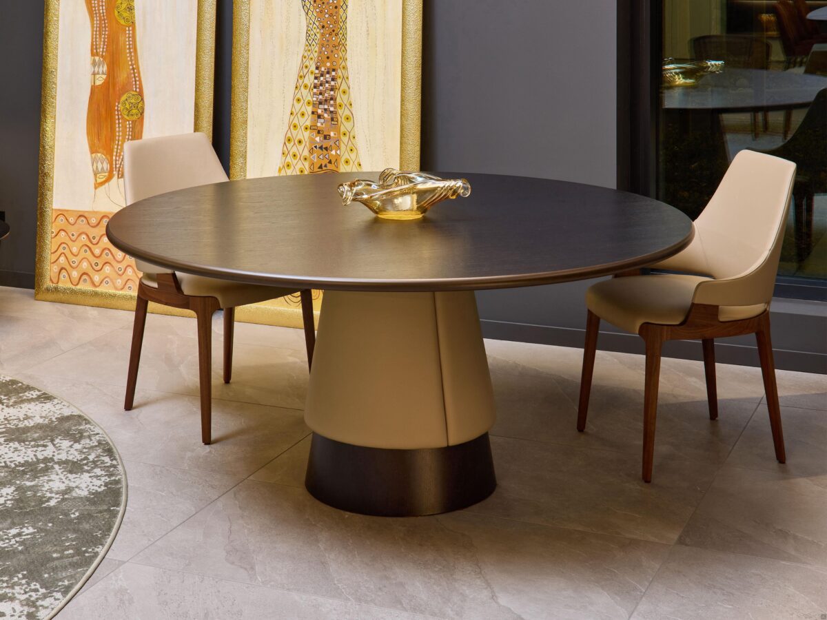 Table ronde avec pied conique recouvert de tissu, cuir ou simili et plateau 140 160 cm en bois ou céramique – Image 4