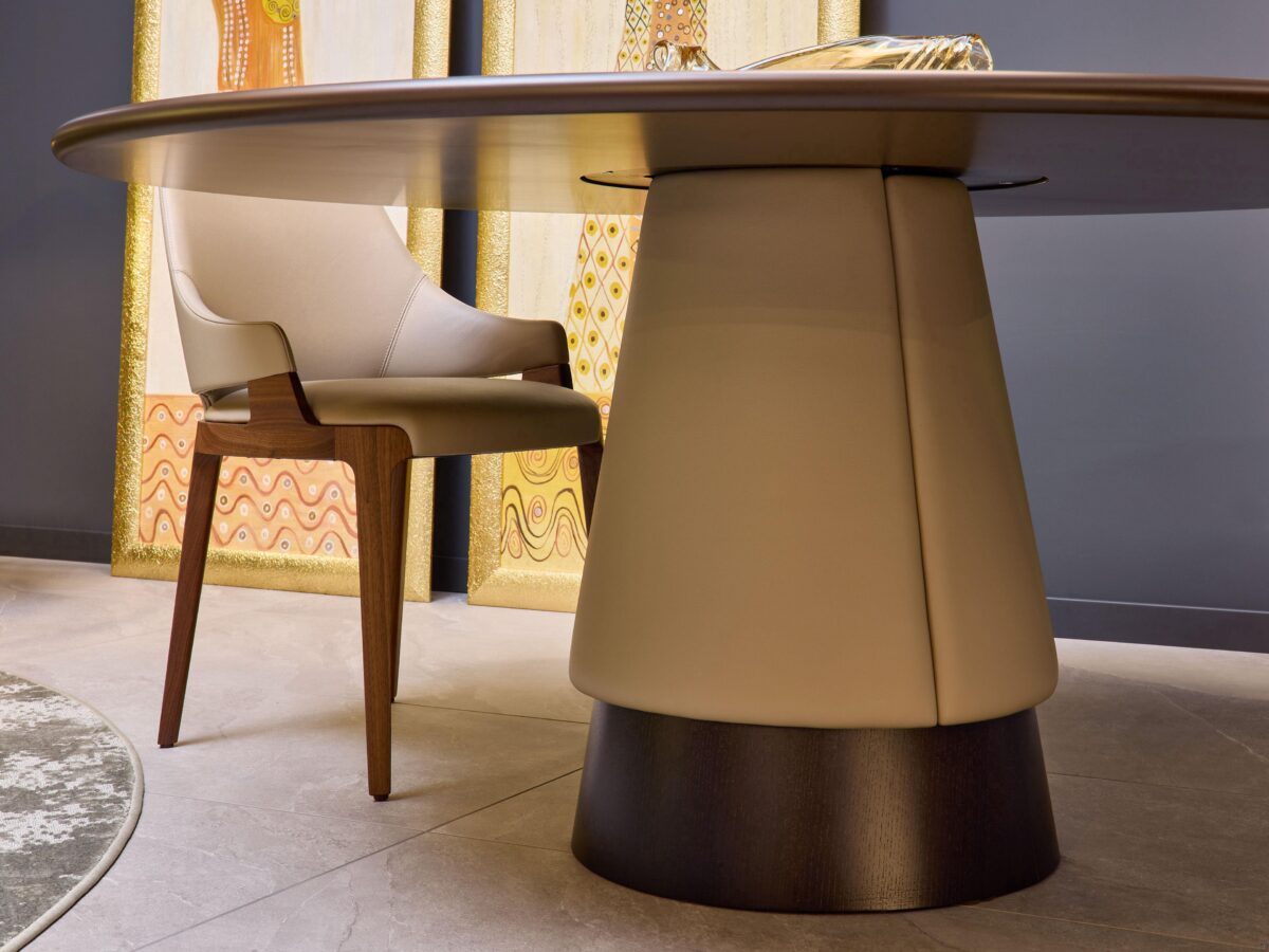 Table ronde avec pied conique recouvert de tissu, cuir ou simili et plateau 140 160 cm en bois ou céramique – Image 3