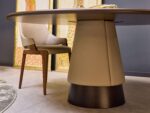 Table ronde avec pied conique recouvert de tissu, cuir ou simili et plateau 140 160 cm en bois ou céramique – Image 3