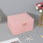 Boîte à Bijoux Multifonctionnelle en Similicuir Rose Clair avec Élégantes Finitions Dorées