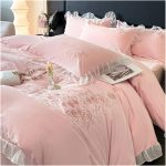 Parure de lit rose style coréen princesse en coton, dentelle et fleurs brodées – Housse de couette + drap + taies (4 pcs, King Size) – Image 11