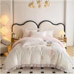 Parure de lit rose style coréen princesse en coton, dentelle et fleurs brodées – Housse de couette + drap + taies (4 pcs, King Size) – Image 10