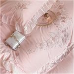 Parure de lit rose style coréen princesse en coton, dentelle et fleurs brodées – Housse de couette + drap + taies (4 pcs, King Size) – Image 5