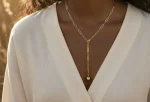 Collier Long avec Pendentif Boule en Acier Inoxydable Plaqué Or 18K – Élégance Moderne & Finition Luxueuse