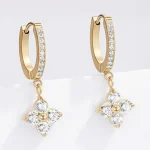 Boucles d’Oreilles avec Perles Diamantées – Élégance Lumineuse