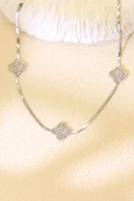Collier Maille Plate Trèfle – Élégance Chic & Symbole de Chance – Image 3