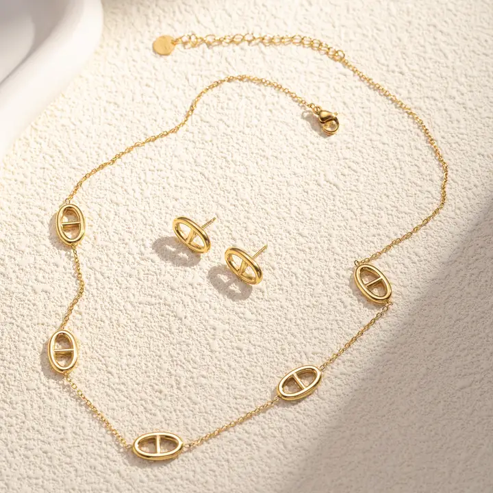 c615bceaeed990fa8353925c1fe288855fe386f22489c04dba7676d086a86b4d Parure Collier & Boucles d’Oreilles Motif Ovale en Acier Inoxydable – Élégance Raffinée & Style Intemporel – Image 1